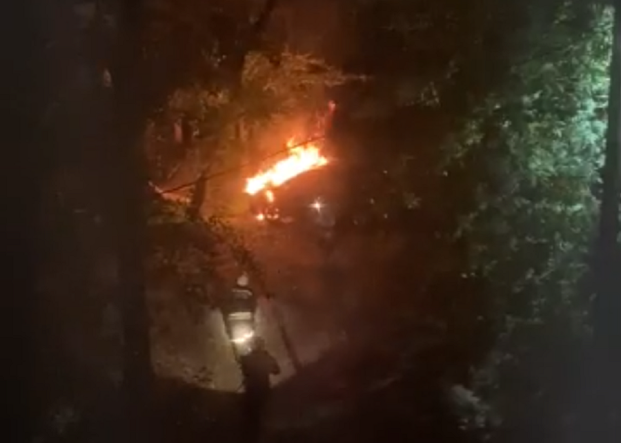 "Хозяйке вызвали скорую": в Ярославле разгромили горящее авто. Видео