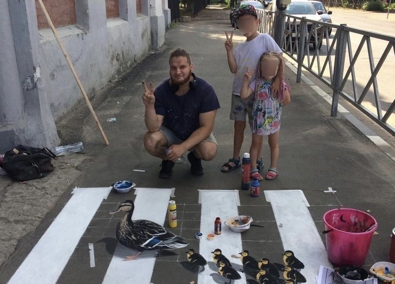 «Близкие ждут дома»: в Ярославле уличный художник разрисовал асфальт 3D-рисунком