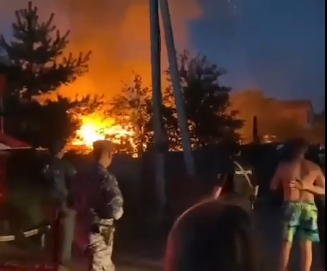 Громкий взрыв и огромное пламя: что полыхает в Ярославле. Видео