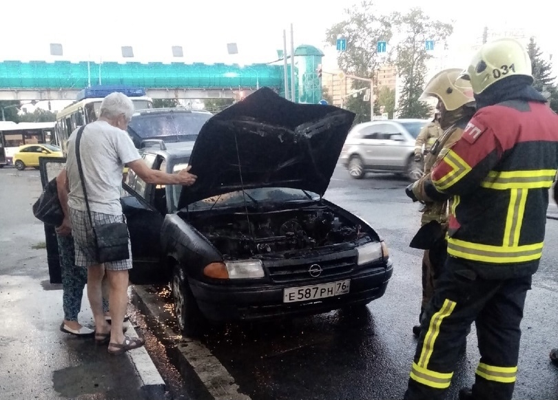 Прохожие бросились помогать: в Ярославле на дороге загорелся автомобиль