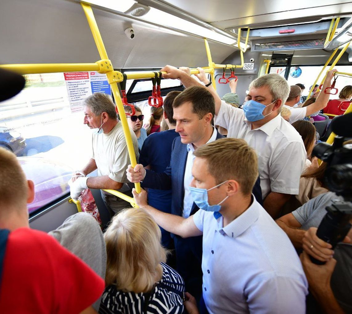 "Следить надо было за личным водителем": реакция пассажиров на появление мэра в автобусной давке