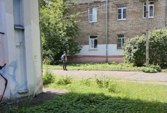 «Он всегда на подоконнике стоит»: мать раскритиковала прохожего за спасение ребенка в Ярославле