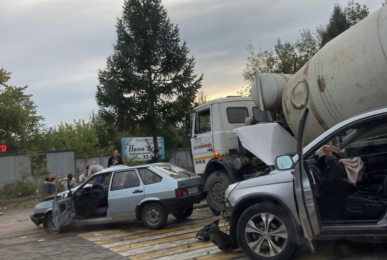 Люди на обочине, авто всмятку: в Ярославле произошло тройное ДТП с  бетономешалкой