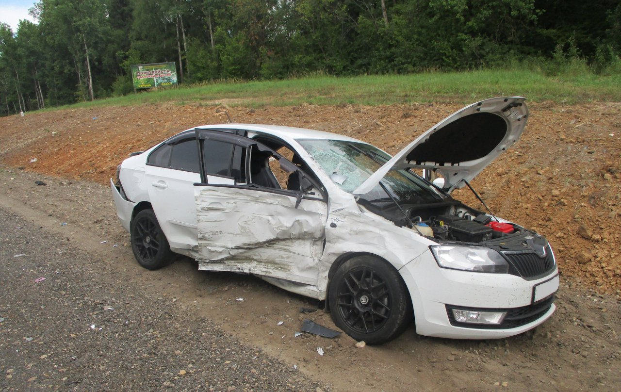 Машину раскурочило в клочья: в аварии под Ярославлем пострадал водитель