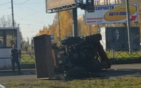 Многотонный трактор перевернулся в Ярославле: что рассказывают очевидцы
