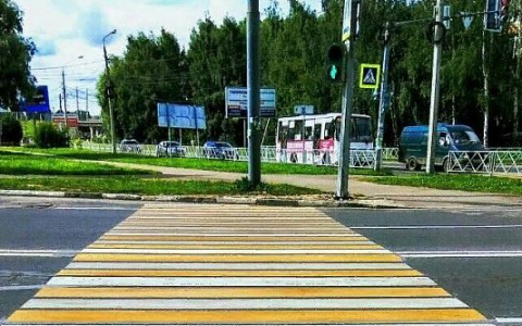 И так сойдет: в Ярославле сделали пешеходный переход в столб