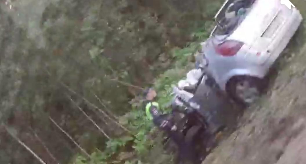 Толпа у реанимации: на Резинотехнике два авто улетели в кювет