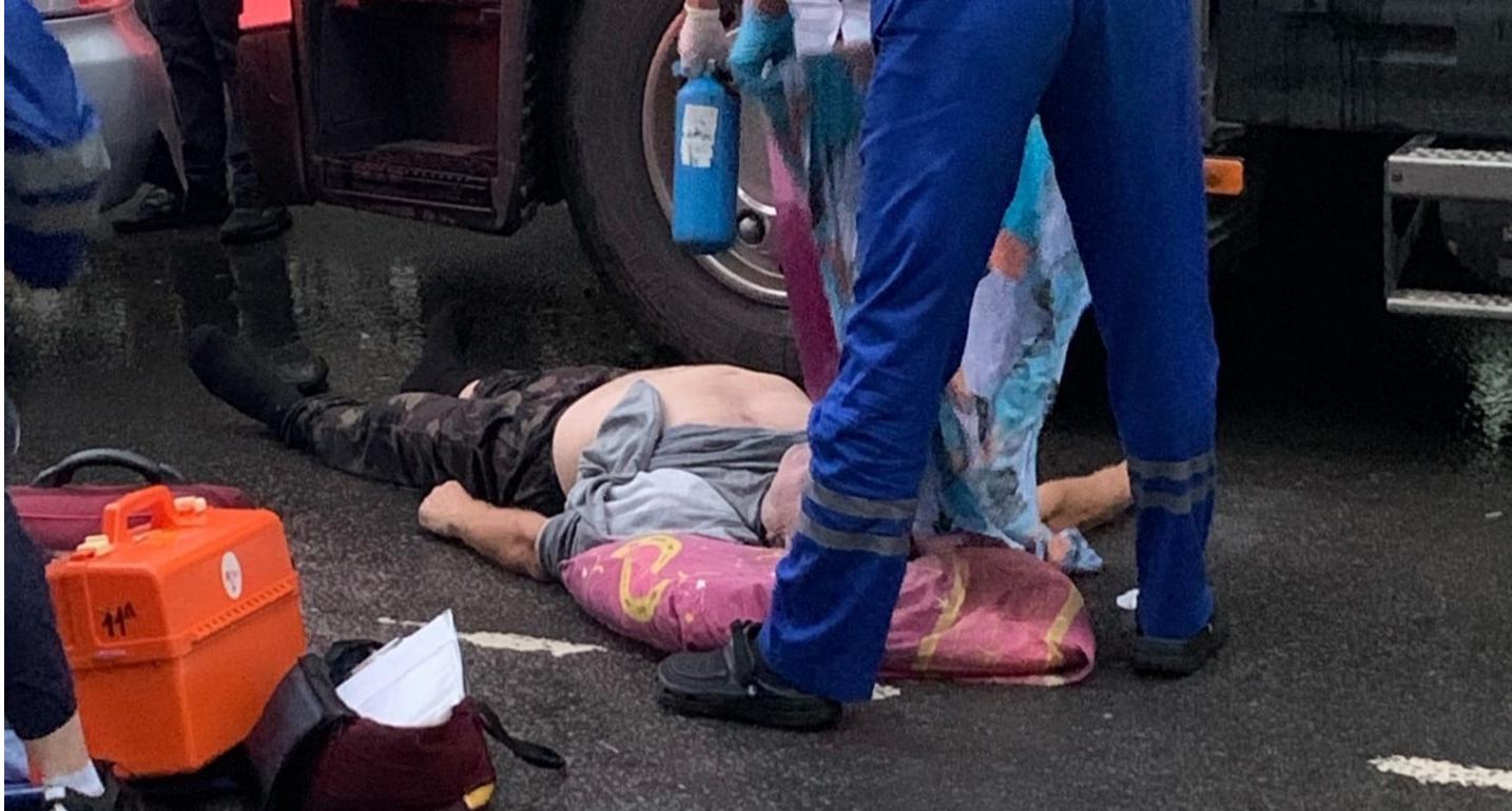 Умер на глазах у толпы: в Ярославле водитель в приступе врезался в 4 авто. Видео