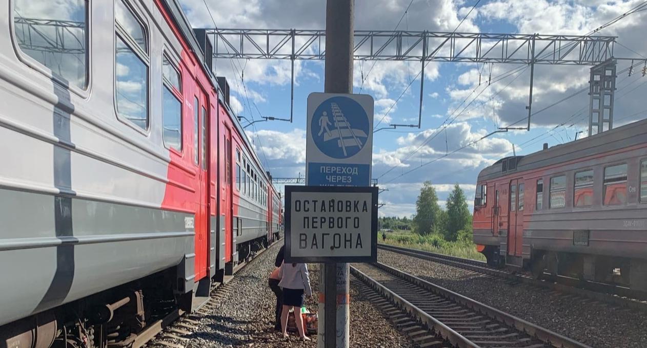 Тело пролетело вдоль путей: в Ярославле поезд сбил мужчину