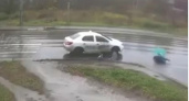 Подбросило вверх и отлетели на несколько метров: в ДТП сбили мать с ребёнком ВИДЕО
