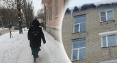"Висят над подъездом": в Ярославле пожаловались на свисающие глыбы