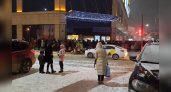 Толпой стояли на морозе: причина эвакуации в ТЦ "Аура"