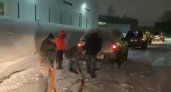 Ярославские волонтеры на пяти машинах вытащили застрявшую фуру: видео