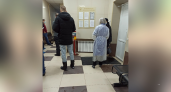 И больные, и здоровые: ярославцы высмеяли проверяющего температуру на входе в поликлинику