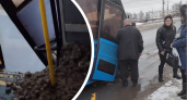 В ярославской маршрутке на ходу оторвало дверь. Видео