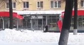 В Ярославле проломило магазин от схода снега. Видео