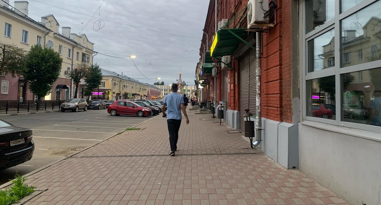 "Для кого ты их выпячиваешь?": ярославцы набросились на девушку с большой грудью