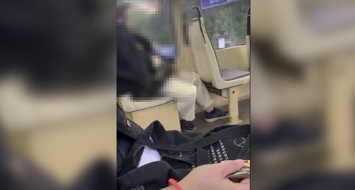 "Это видят дети": в Сеть слили видео с онанистом в трамвае Ярославля
