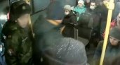 Ударил и пнул ногой: в Ярославле мужчина напал на пассажирку автобуса