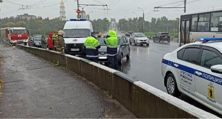 Толпа окружила сбитого: под Ярославлем водитель наехал на пешехода