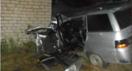 Машину сплющило от удара: в аварии под Ярославлем пострадал водитель