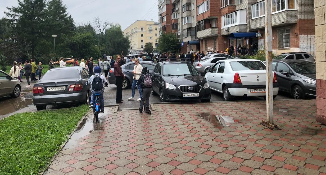 "Ничего не меняется": ярославцы стоят на улице в очереди за проездными