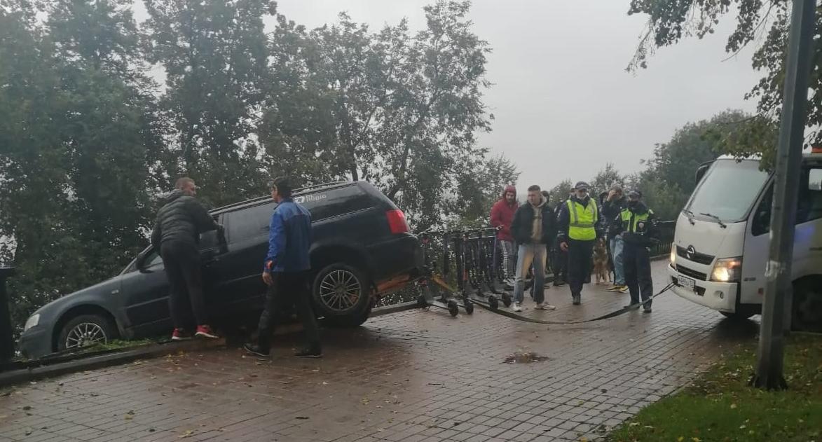 В Ярославле иномарка вылетела с набережной, проломив дорогой забор