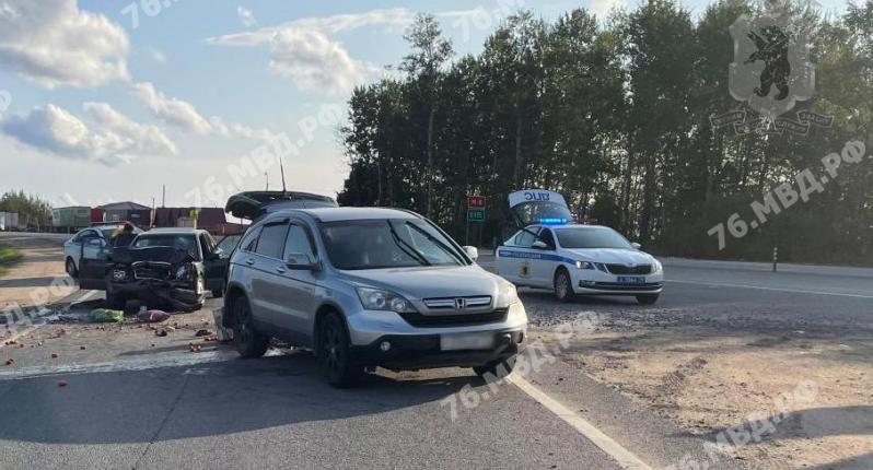 Переломанную доставали из авто: под Ярославлем в жестком ДТП покалечились два человека