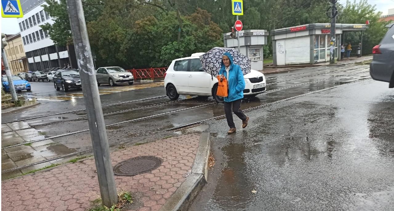 Гроза и сильный град: экстренное предупреждение от МЧС для ярославцев