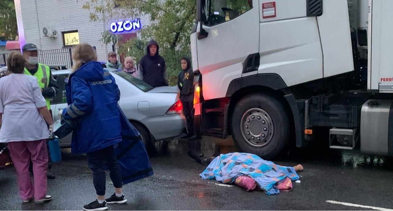 Откачивали час: в Ярославле умерший за рулем водитель стал причиной ДТП