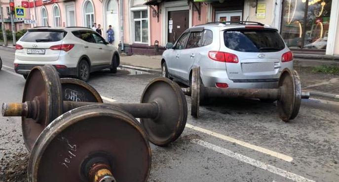 "Боже упаси": гигантская колесная пара взяла на таран авто дочки экс-главы Ярославля 