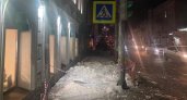 В центре Ярославля снежная глыба покалечила женщину