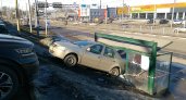 В Ярославле машина с парковки свалилась на остановку