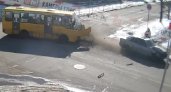 В Ярославской области во время погони от полиции водитель протаранил автобус: видео