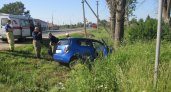 Под Ярославлем легковушка после ДТП слетела в кювет и врезалась в дерево