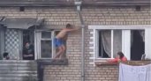 В Ярославле бесстрашный мужчина в сланцах перемещался по карнизу высотки