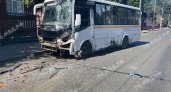 В центре Ярославля в жестком ДТП столкнулись автобус и грузовик