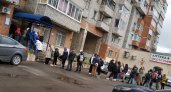Ярославцы выстроились в огромную очередь за проездным