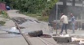 "Холодно и вонюче": в Ярославле люди полгода страдают от разлившейся канализации 