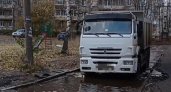 В Ярославле грузовик утонул в глубокой луже во дворе дома