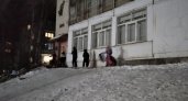В Брагино дети скатываются с ледяной горки прямо под колёса машин 