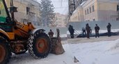 В Ярославле в разгар снегопадов рабочие укладывают асфальт