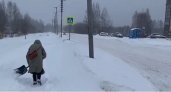 В Ярославле люди добираются до остановок с лопатами в руках