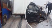 «Там вообще месиво»: в Ярославле на Московском столкнулись автобус с пассажирами и Газель