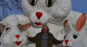 "Дают только своим": ярославцы требуют премии для автора снежных зайцев в Тверицах