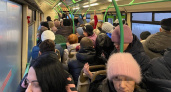 «Отлетел берет»: в Ярославле в переполненном автобусе люди боролись за стоячее место 