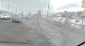  "Колёса валяются на обочине": в Ярославле автомобили поглощает яма-убийца