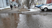 Поглощающая машины лужа размером с озеро в Ярославле просуществует еще год 