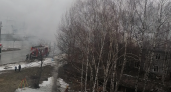 «В дождь загорелся»: на фабрике Красный Перевал горит двухэтажный дом