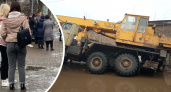 В Ярославле 25-тонный автокран провалился в адскую яму на дороге
